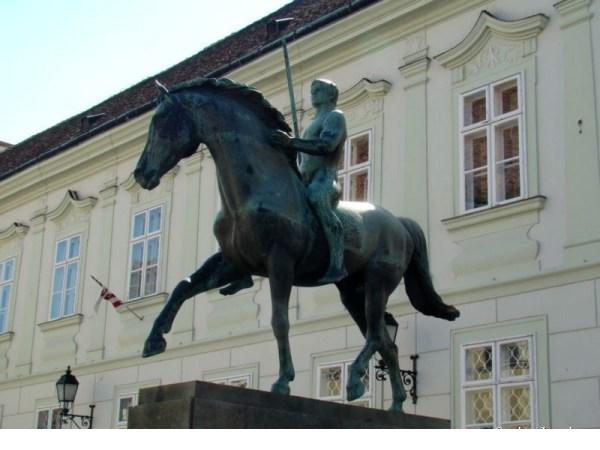 Pátzay Pál: Reiterskulptur der Hussaren