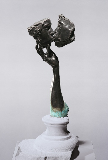 Párkányi, Péter: The Kiss  (black patina)