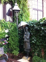 Varga, Imre: Woman waiting with lamp post