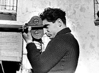 Ribert Capa: Robert Capa mit Kamera